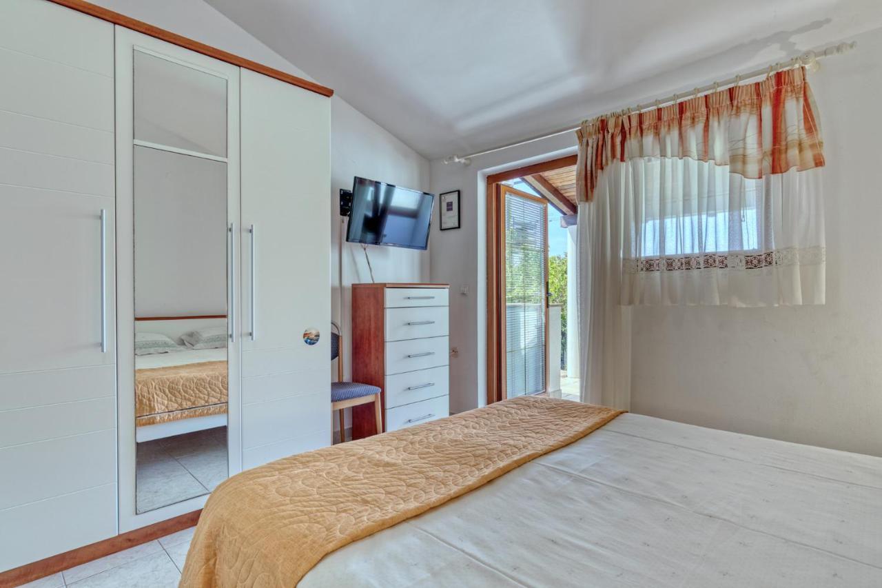 Apartmets Slavica 1644 Banjole Exterior foto